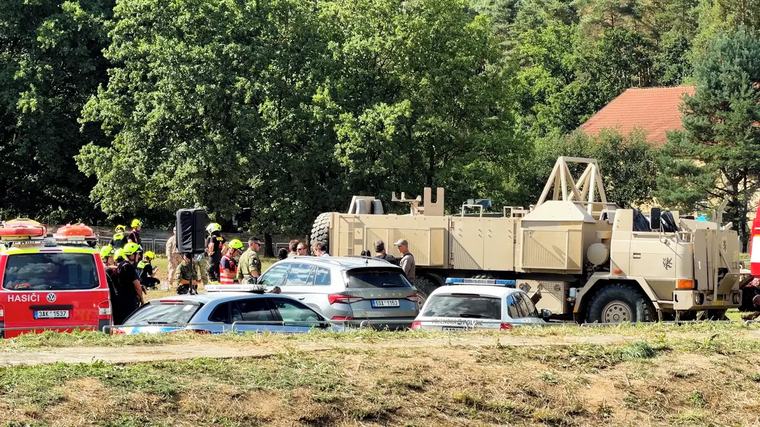 Převrácení pancéřované Tatry v Lešanech policie prověřuje jako ublížení na zdraví z nedbalosti