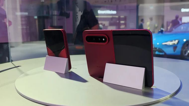 Vypadá skoro jako iPhone Ultra. Číňané narychlo ukázali vlastní skládačku