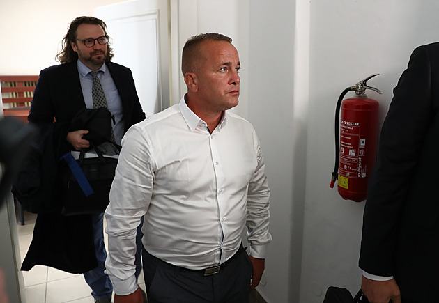 Cyklista se hádal s řidičkou, která pak zemřela. Nemůže za to, osvobodil ho soud