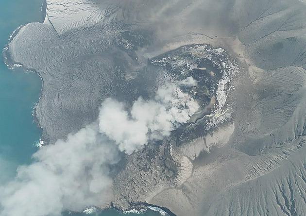 Erupce indonéské sopky ochromila letiště. Omezení se dotkla tisíců cestujících