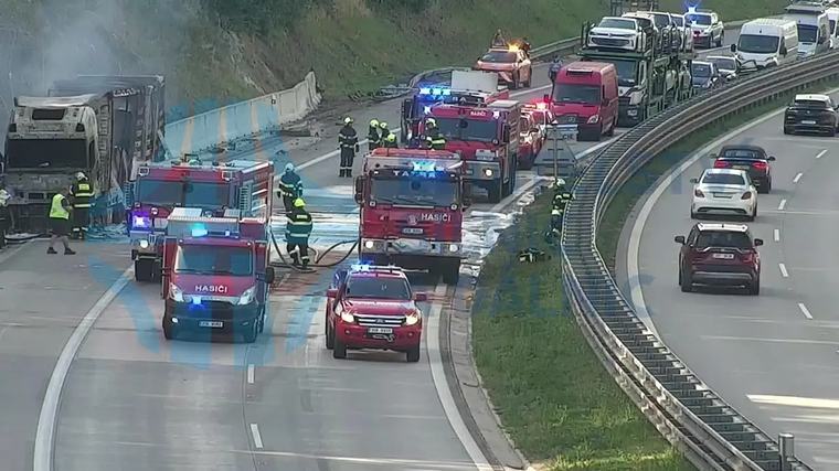Dálnice D1 stála kvůli hořícímu kamionu