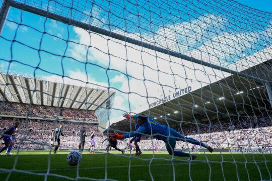 Newcastle s Horníčkem drží v lize neporazitelnost, Kinský poprvé neinkasoval