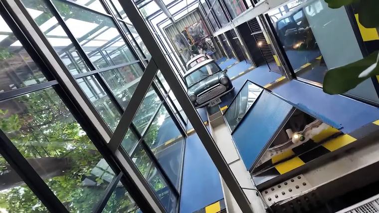 Spaní mezi výfuky: Hotel v Bangkoku dal automobilovým dílům druhou šanci