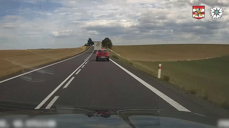 Senior přímo před policisty nebezpečně předjížděl kamion, málem smetl auto v protisměru