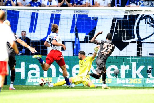 Augsburg porazil Frankfurt 4:1 a vede bundesligu, Mohuč deklasovala Hamburk 5:0