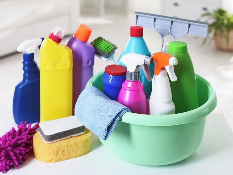 Skříňka plná čisticích prostředků? Neutrácejte zbytečně! Úklid zvládnete s překvapivě malým množstvím