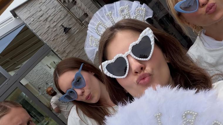Vdaná Sara Sandeva prolomila ticho: První fotky z velkého dne