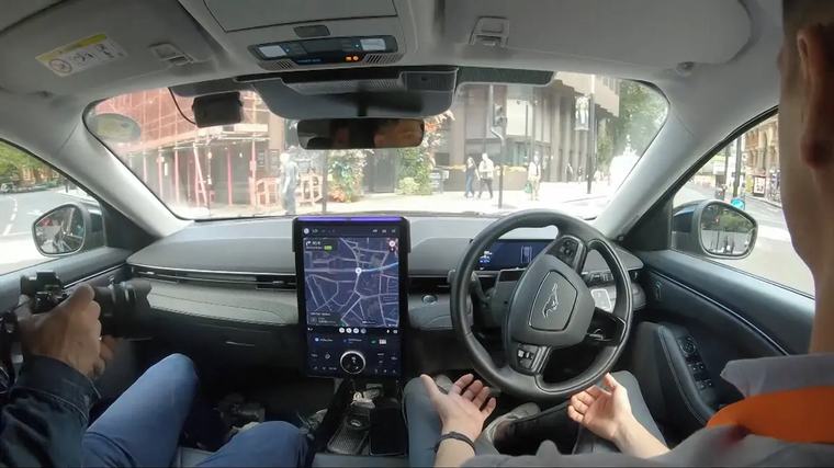 Novým londýnským taxi je autonomní elektrický Ford Mustang