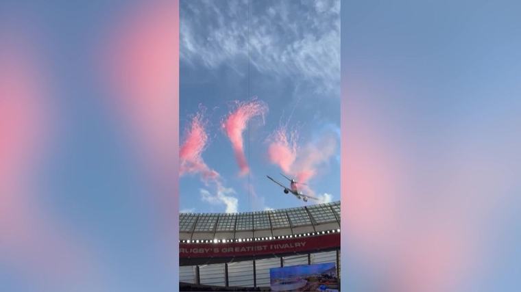 „Rozhodně to nebylo 15 metrů.“ Experti hodnotí nízký přelet nad stadionem
