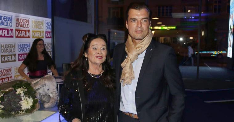 Gregorová nemá strach, že ji Koptík opustí za mladší. „Kdyby odešel, tak za starou, je to gerontofil," prohlásila s úsměvem