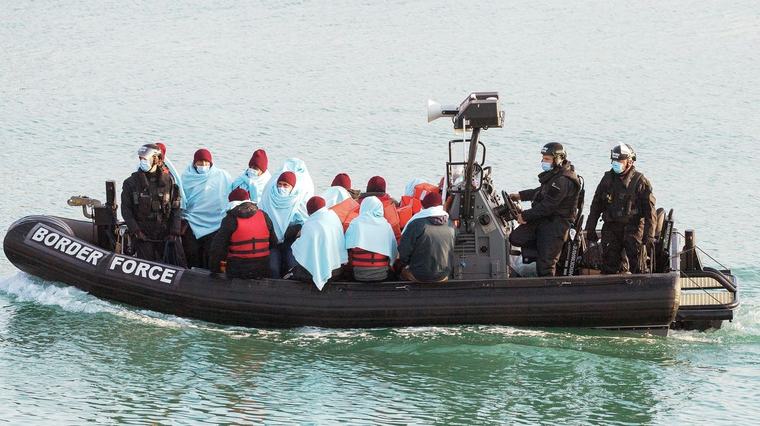 Maskovaní muži v Doveru protestovali proti migrantům a narušili dopravu