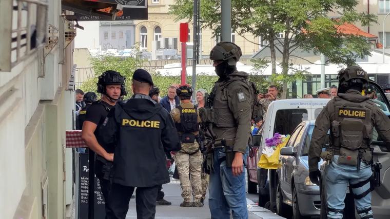 Zabarikádovaný muž v Praze hrozil sebevraždou, zásahovce otevřel s namířenou zbraní