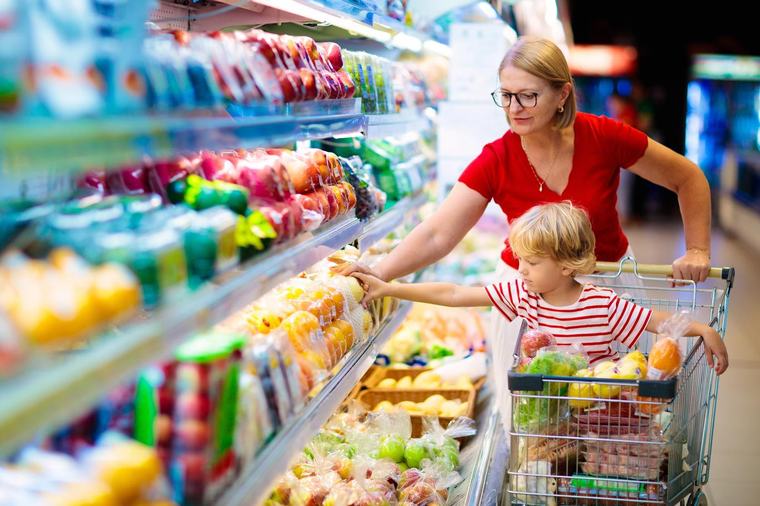 Dítě v nákupním vozíku? Lidé se přou, obchody upozorňují na pravidla