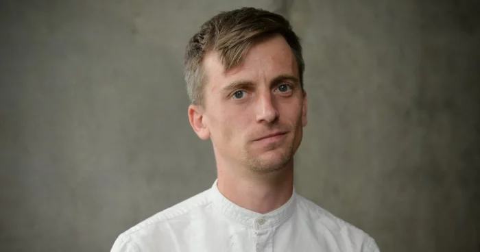Války vikářů a ekonomické problémy jsou výstrahou. Do církve nevidíme dostatečně, říká novinář