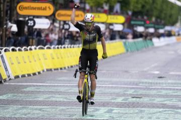 Van Aert vybojoval v horku na Vueltě první etapové vítězství, Hirt byl v úniku