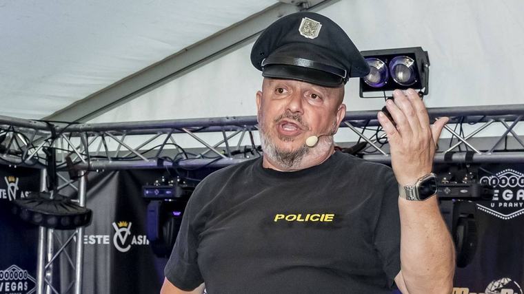 Zdeněk Izer slaví 60 let. Začínal za stokorunu a cigarety kupoval na dluh, dnes už by se do televize nevrátil