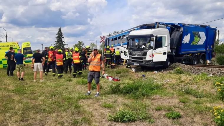 Vlak u Prostějova se srazil s popelářským vozem. Osm zraněných