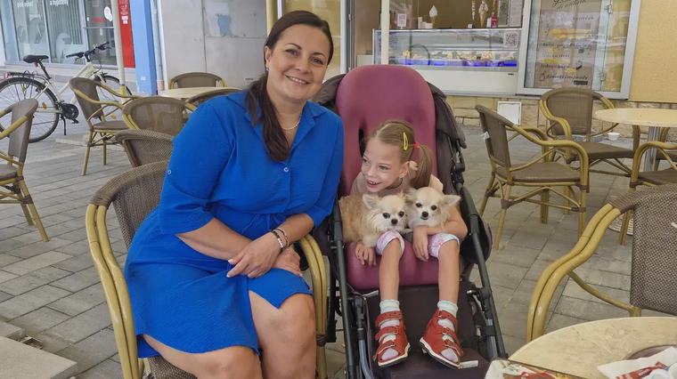 Adélka trpí nejtěžší formou dětské obrny. Speciální rehabilitace a cvičení jí pomáhají k soběstačnosti