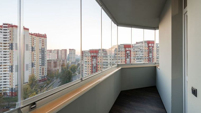 Vrací se zasklený styl balkonu z 80. let. Vypadá luxusně a prodlouží sezonu venku i na podzim
