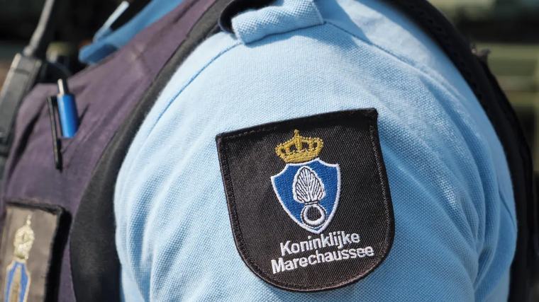 Opilého vzpurného Brita vyvlekli z letadla za ruce a nohy. Cestující natáčeli