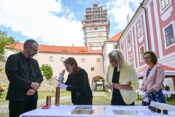 Schránku z roku 1858 ve věži vimperského zámku nahradila nová časová kapsle