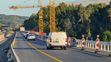 Na dálnici D1 dnes začala auta jezdit po opravené polovině mostu Šmejkalka