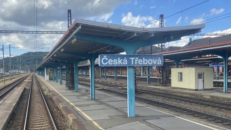 Umělý hlas místo herců. Správa železnic začala experimentovat s AI v nádražních hlášeních