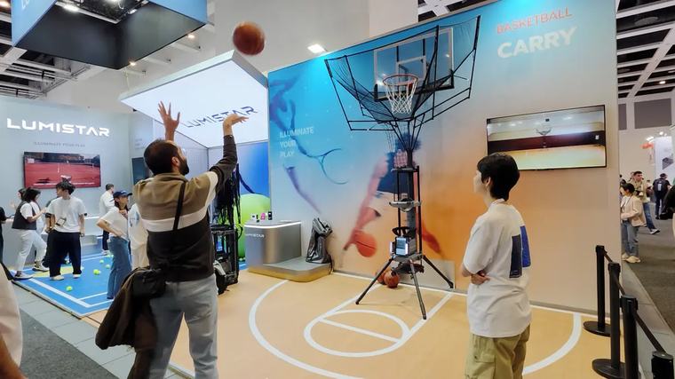Basketbalový robot je naprostý hit, tvůrci už vybrali 27 milionů korun