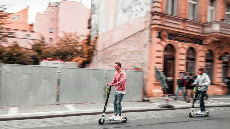 Evropská města řeší nelegální čínské e-koloběžky. V Amsterdamu jsem za týden neviděl jedinou