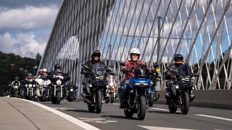 Prahou naposledy projela spanilá jízda harleyů, prezident vyzkoušel novou motorku