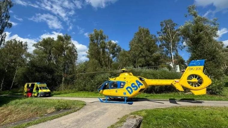 Při hromadné nehodě se na Písecku těžce zranil motorkář