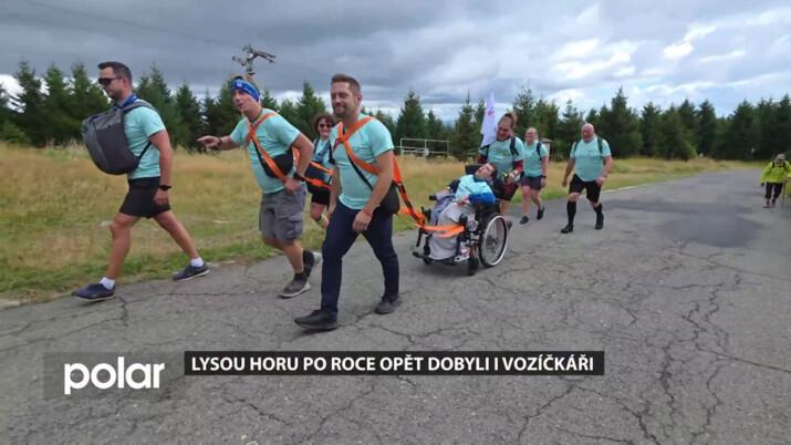 S pomocí dobrovolníků po roce Lysou horu opět dobyli i vozíčkáři