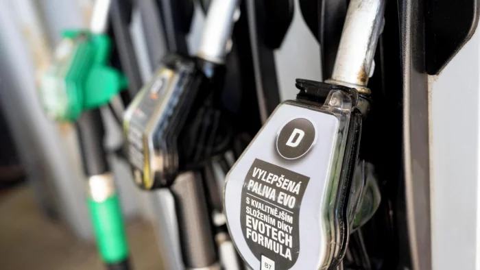 Plná nádrž je zase luxus. Nafta už atakuje 50 Kč za litr