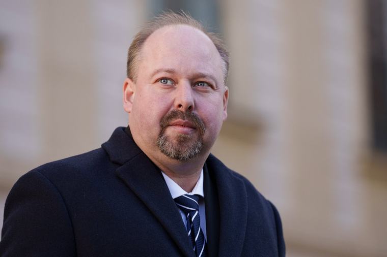 Exekutor dostal obří pokutu. Podle soudu si neoprávněně přisvojil desítky milionů z úroků