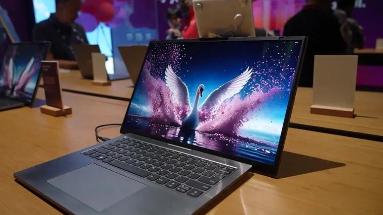 Potřebujete větší displej? Notebook se sám roztáhne