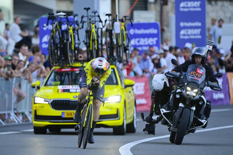 Vuelta kvůli vedru škrtla skoro 80 kilometrů. Kratší etapa přitom nemusí znamenat klidnější závod