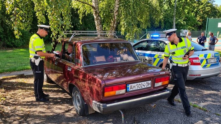 „Píchla mě včela do nohy na plynu!“ Výmluvy řidičů při kontrolách na silnici. Máte nějaké vlastní?