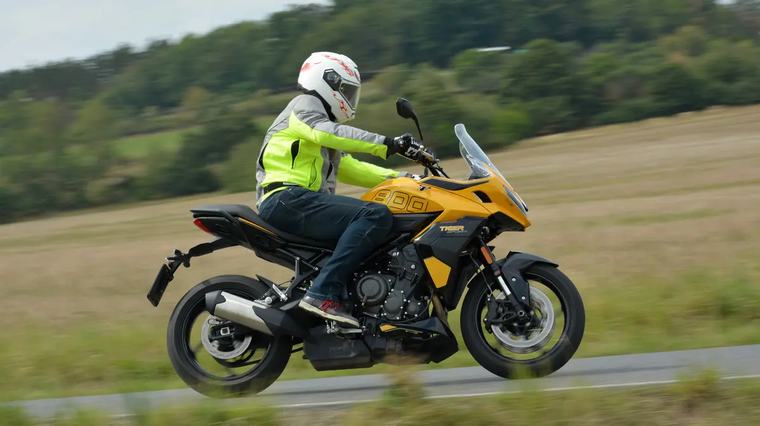 Chuligán v obleku? Triumph Tiger Sport 800 nezapomíná, že na motorce musí být zábava
