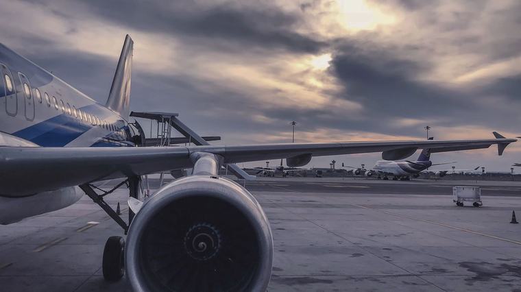 „Full flight forever!“ Když šéf letiště vytáhne tahák – zaměstnanci se smíchy popadají za břicha