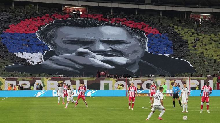Video: Při slavném srbském derby oslavovali válečného zločince Mladiće