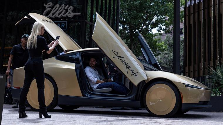 Tesla pustila do provozu své robotické taxi Cybercab. V tichosti a bez Muska