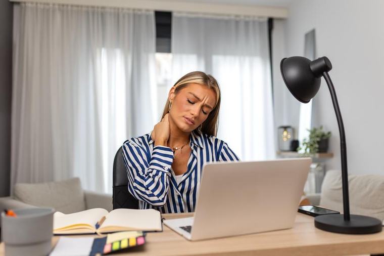 Běhání po práci nestačí. Studie odhalila, co v těle napáchá dlouhé sezení