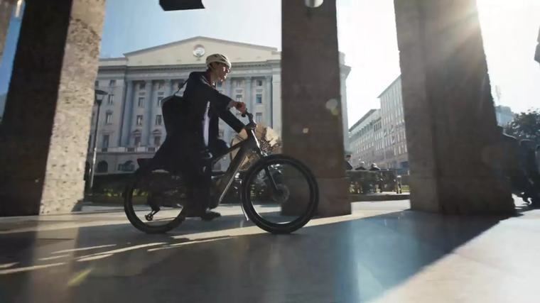 Mimořádně vybavené elektrokolo: Samo řadí a hlídá provoz. Zaplatíte za něj ale skoro 200 tisíc korun