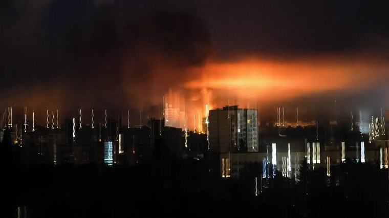 Rusko po třídenní pauze útočilo na Kyjev, úřady hlásí dva mrtvé
