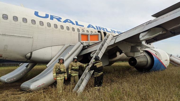 Zázrak na ruském poli. Byli v roce 2023 piloti Ural Airlines viníci, nebo hrdinové?