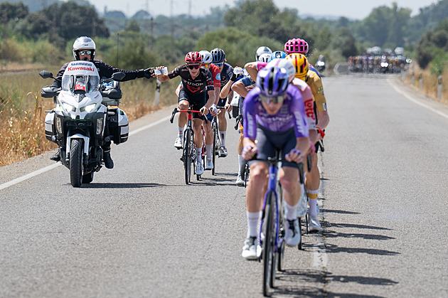 Vuelta ONLINE: Vedry zkrácená etapa. Jede se ostré tempo, dopředu vyrazil i Van Aert