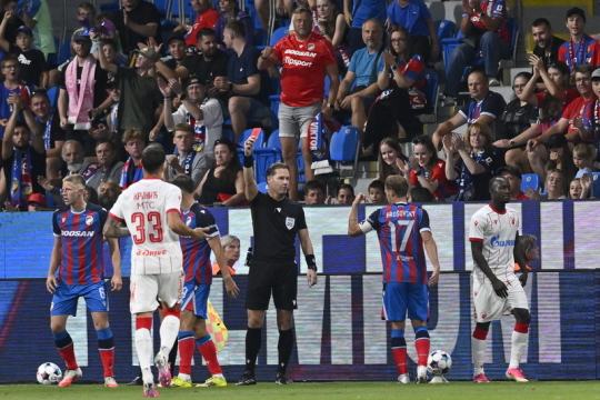 UEFA potrestala Crvenou zvezdu za oslavy válečného zločince Mladiče v Plzni