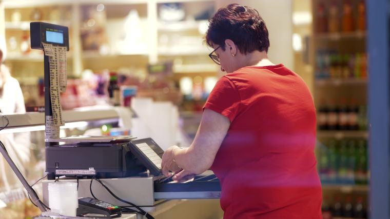 Nenechte si vyhrožovat vyhazovem za manko v pokladně. Za škodu odpovídáte jen v jednom konkrétním případě